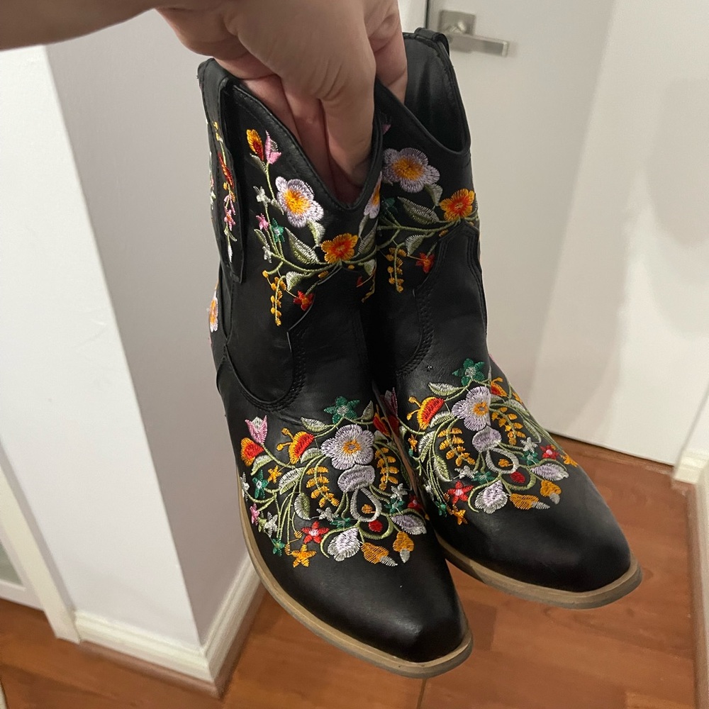Women’s Boots size 39 (9)